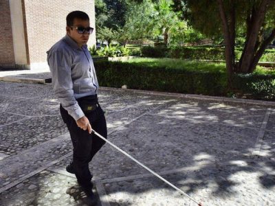 چشمان بسته و صدای خاموش