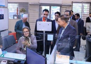 مدیرعامل بانک دی در شرایط خاص پای صحبت مشتریان نشست