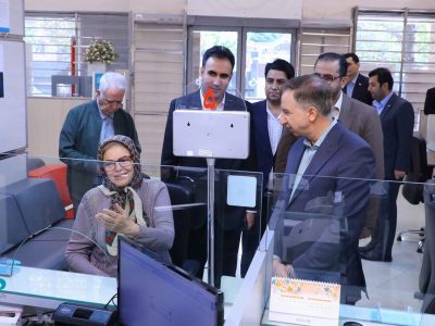 مدیرعامل بانک دی در شرایط خاص پای صحبت مشتریان نشست