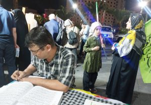 «قرآن در میدان»؛ همراهی شهروندان با نگارش آیات الهی در شب‌های همدلی میدان ولیعصر(عج)